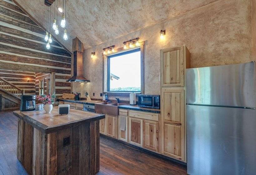 Bedford Cabin W/ Porch, 5 Mi To Historic District!