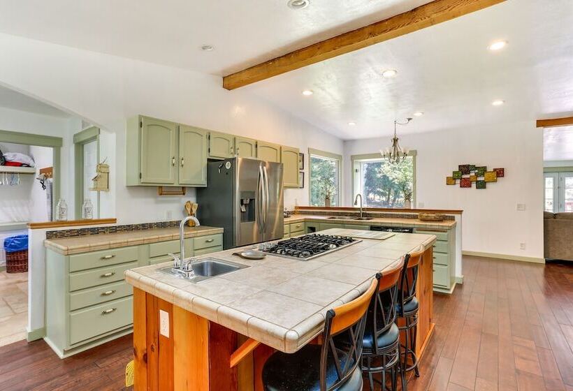 Big Bar Home W/ Hot Tub & Fire Pit!