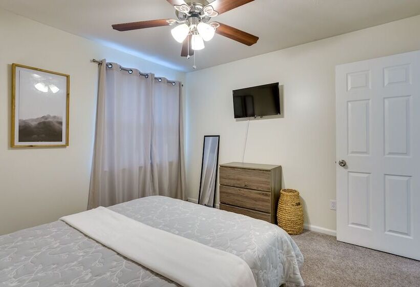 Bright Lynn Haven Home W/ Screened Porch & Yard!