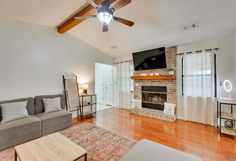 Bright Lynn Haven Home W/ Screened Porch & Yard!