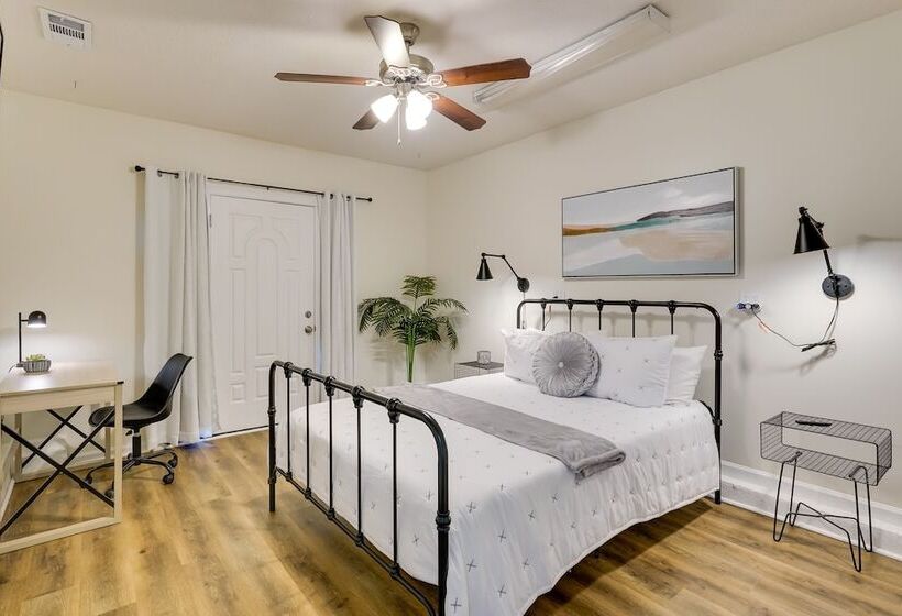 Bright Lynn Haven Home W/ Screened Porch & Yard!