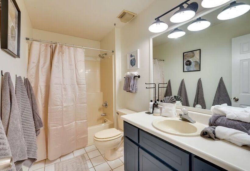 Bright Lynn Haven Home W/ Screened Porch & Yard!