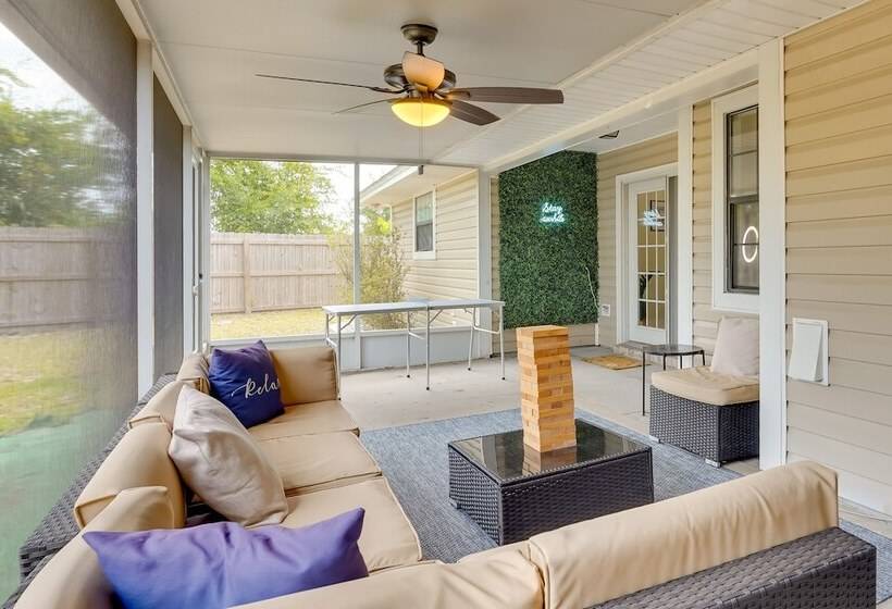 Bright Lynn Haven Home W/ Screened Porch & Yard!