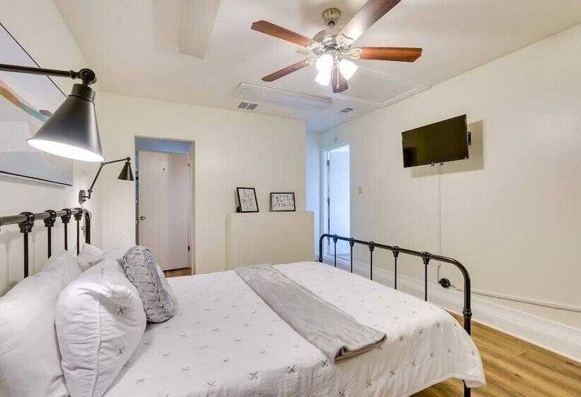 Bright Lynn Haven Home W/ Screened Porch & Yard!