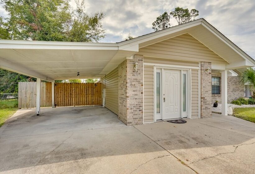 Bright Lynn Haven Home W/ Screened Porch & Yard!