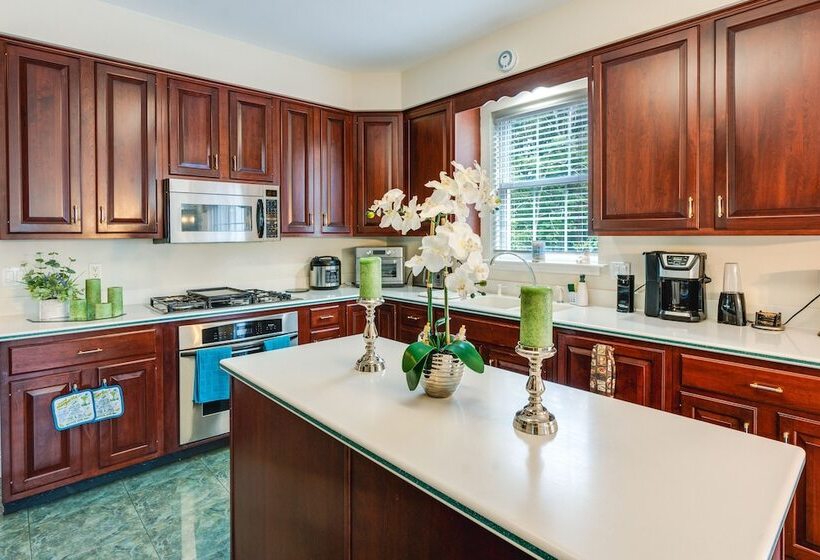 Centrally Located Family Home W/ Pool