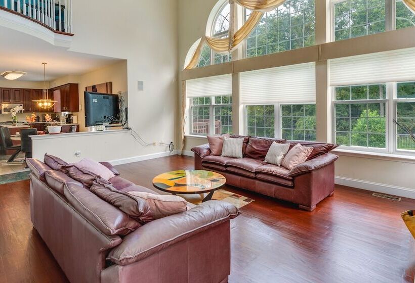 Centrally Located Family Home W/ Pool