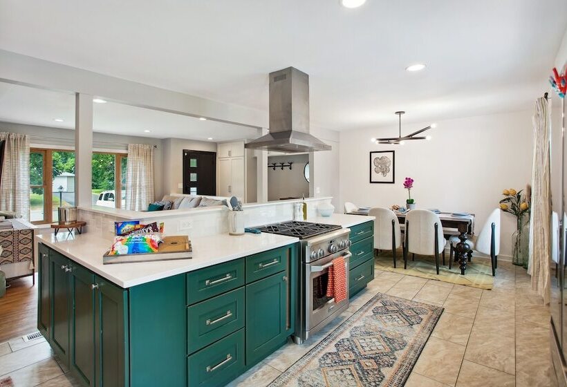 Charming & Bright Crystal Home W/ Fire Table!