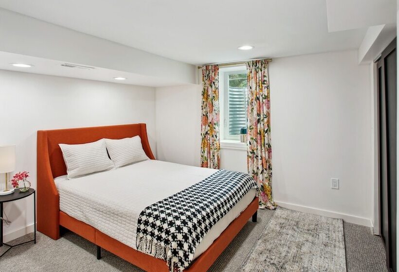 Charming & Bright Crystal Home W/ Fire Table!