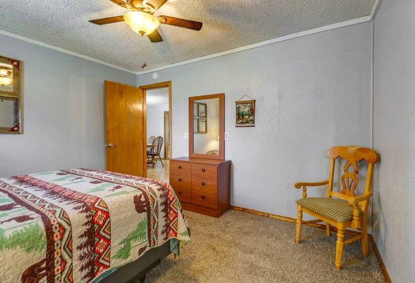 Charming Kaw Lake Country Home W/ Game Room!