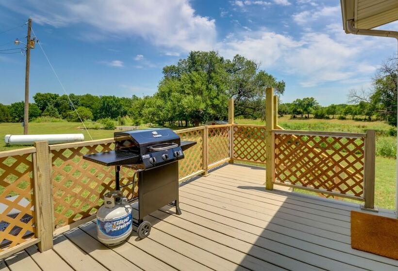 Charming Kaw Lake Country Home W/ Game Room!