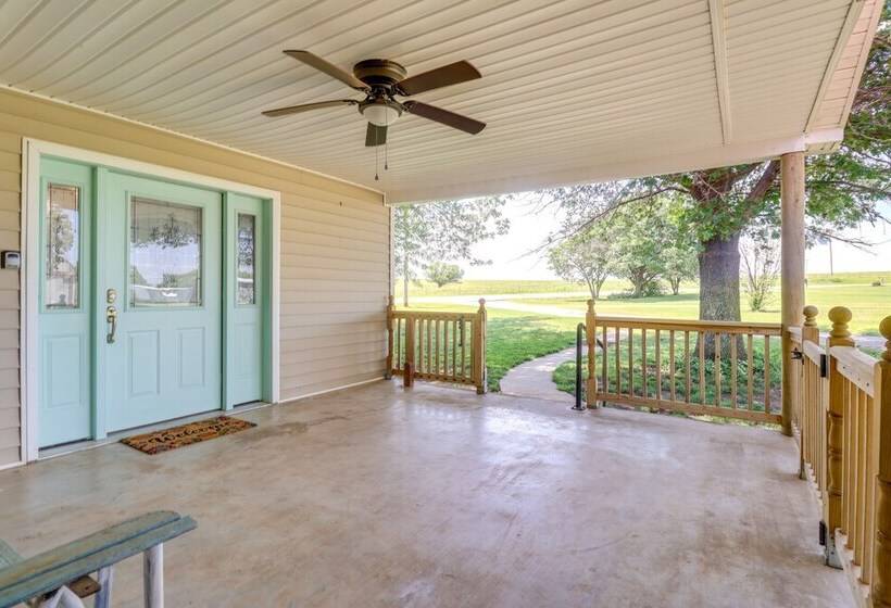 Charming Kaw Lake Country Home W/ Game Room!