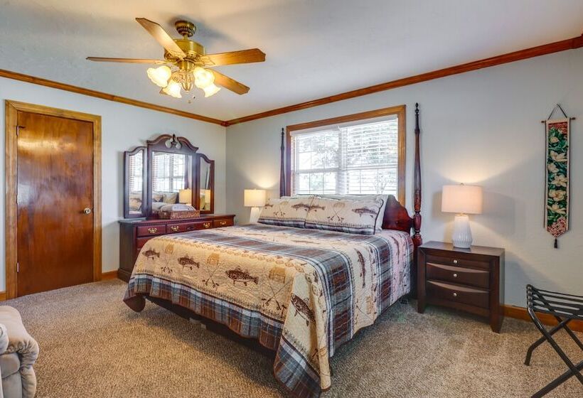 Charming Kaw Lake Country Home W/ Game Room!