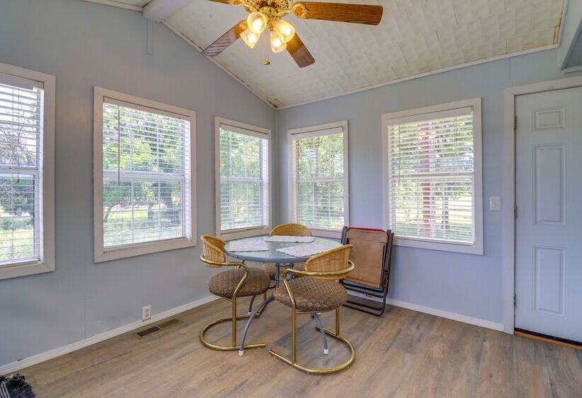 Charming Kaw Lake Country Home W/ Game Room!