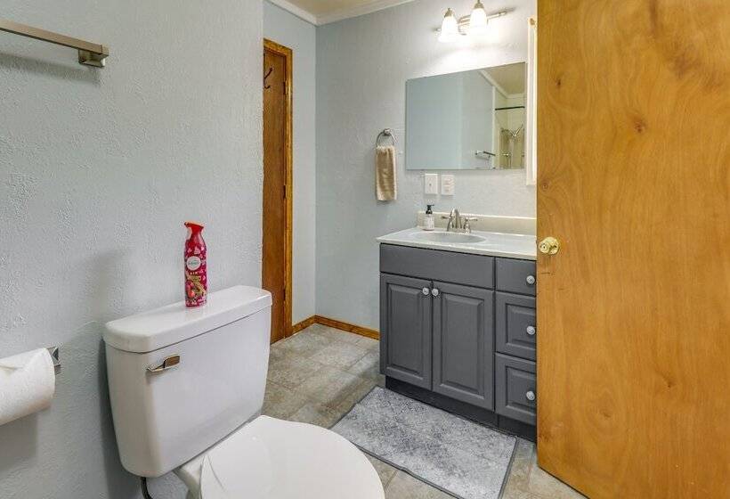 Charming Kaw Lake Country Home W/ Game Room!