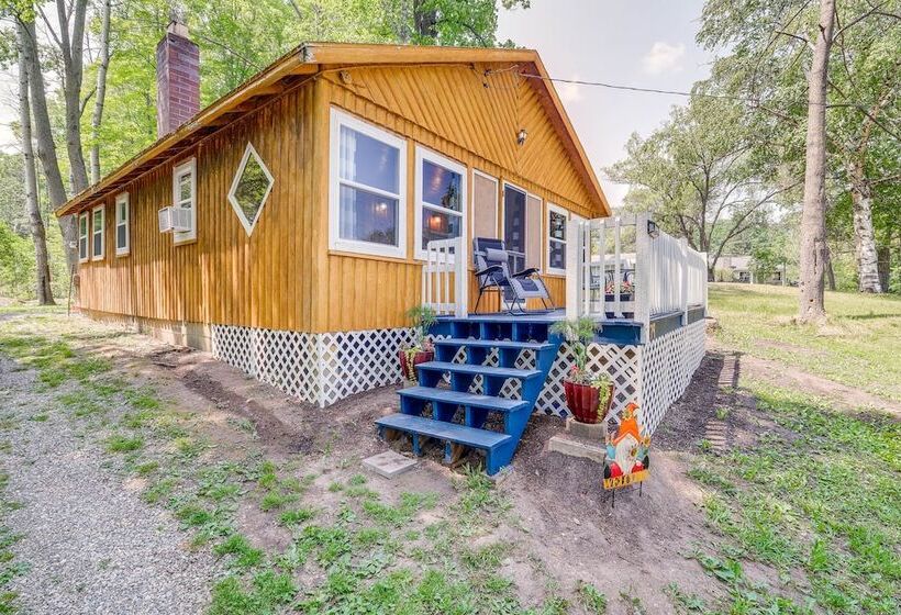 Charming Michigan Cottage W/ Sunroom & Lake Access