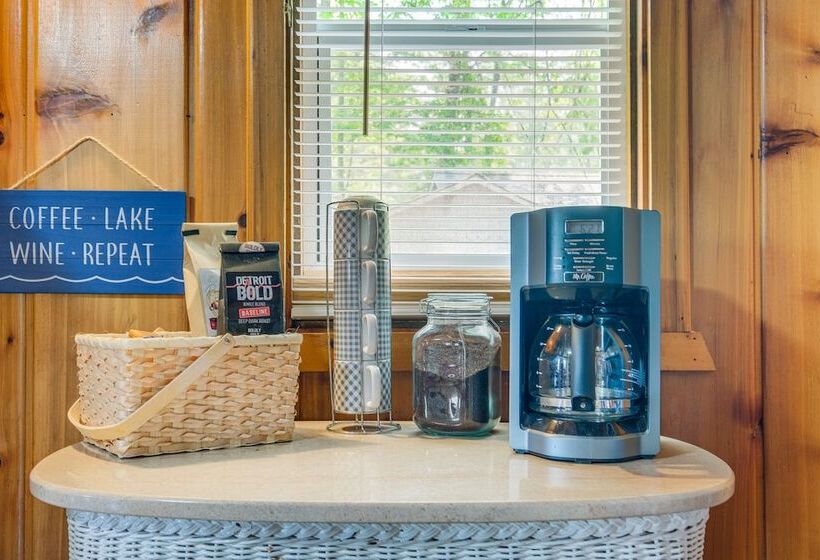 Charming Michigan Cottage W/ Sunroom & Lake Access