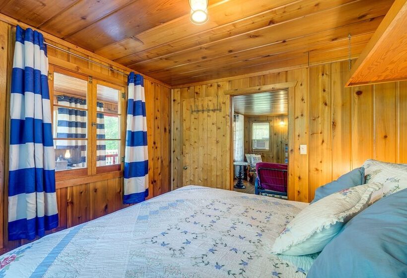 Charming Michigan Cottage W/ Sunroom & Lake Access