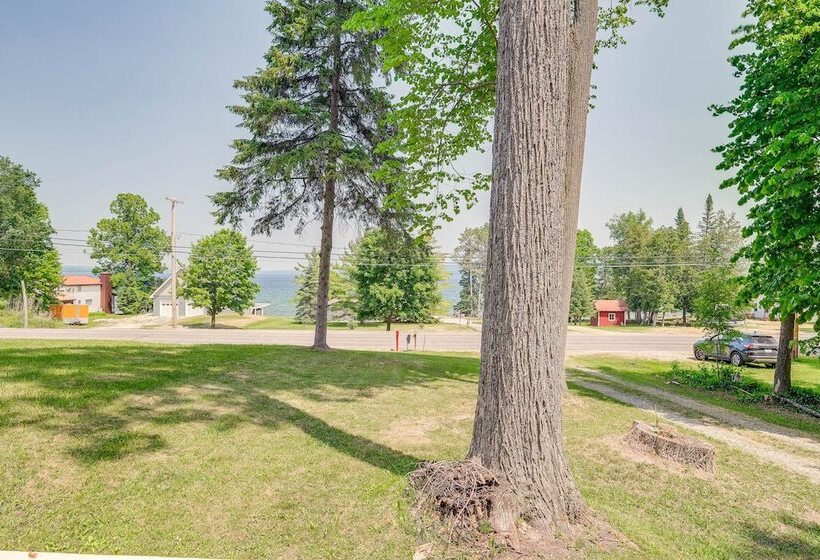 Charming Michigan Cottage W/ Sunroom & Lake Access
