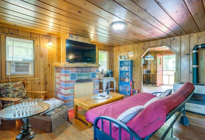 Charming Michigan Cottage W/ Sunroom & Lake Access