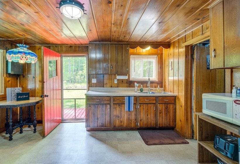 Charming Michigan Cottage W/ Sunroom & Lake Access