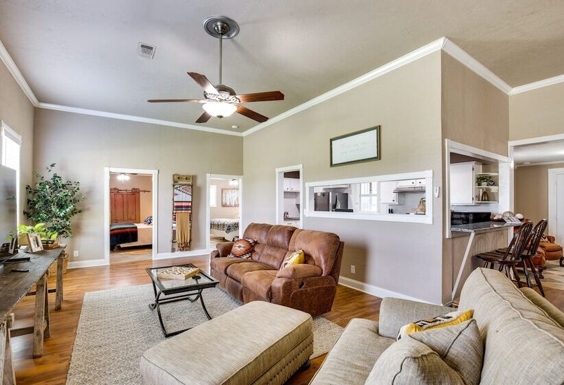 Charming Oklahoma Escape Near Beaches & Golfing!