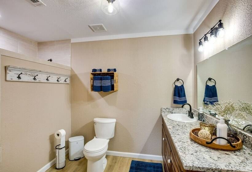 Charming Oklahoma Escape Near Beaches & Golfing!