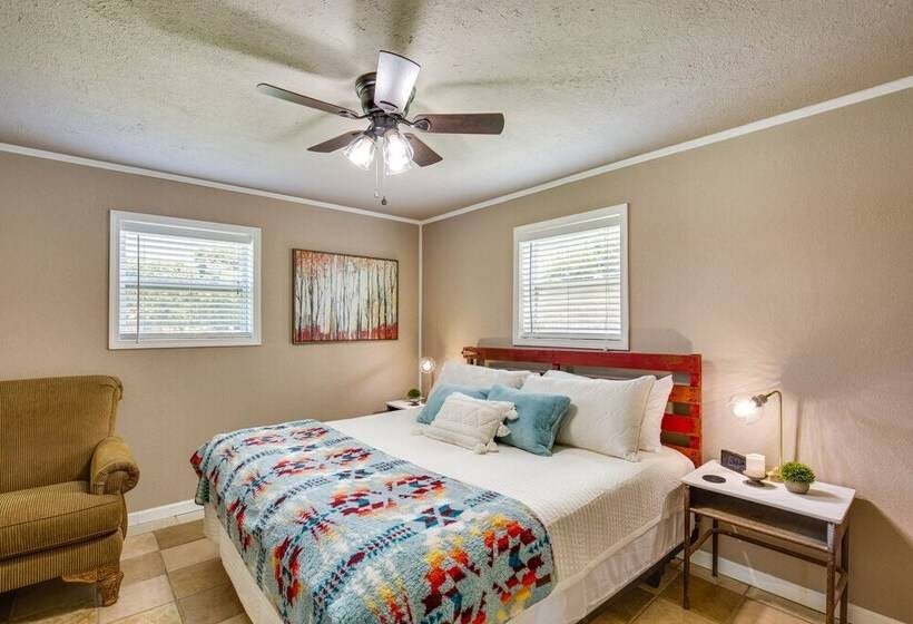 Charming Oklahoma Escape Near Beaches & Golfing!