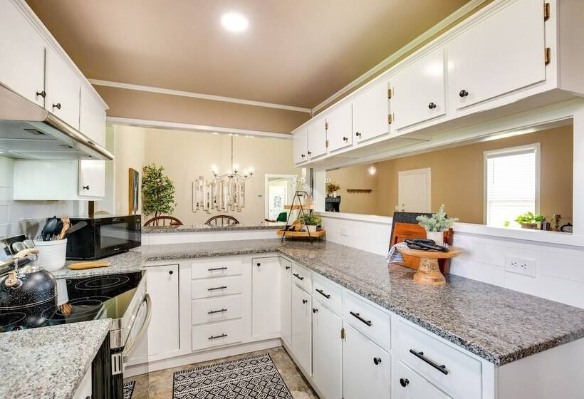 Charming Oklahoma Escape Near Beaches & Golfing!