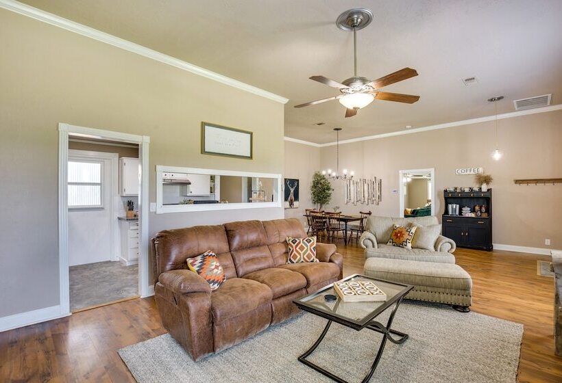 Charming Oklahoma Escape Near Beaches & Golfing!