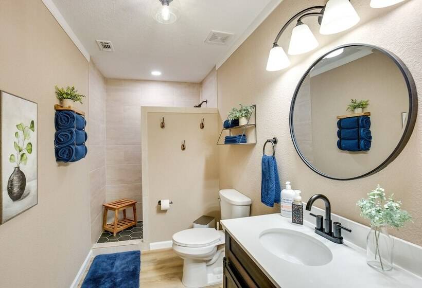 Charming Oklahoma Escape Near Beaches & Golfing!