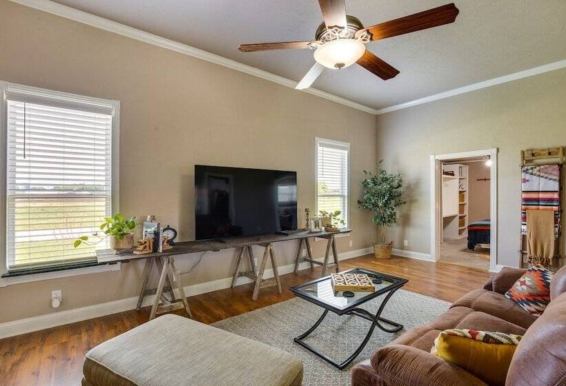 Charming Oklahoma Escape Near Beaches & Golfing!