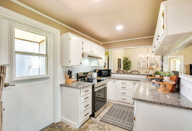 Charming Oklahoma Escape Near Beaches & Golfing!