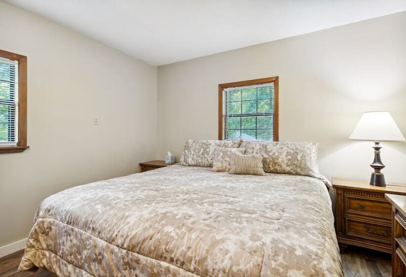 Charming Pocahontas Escape Near Historic Downtown!