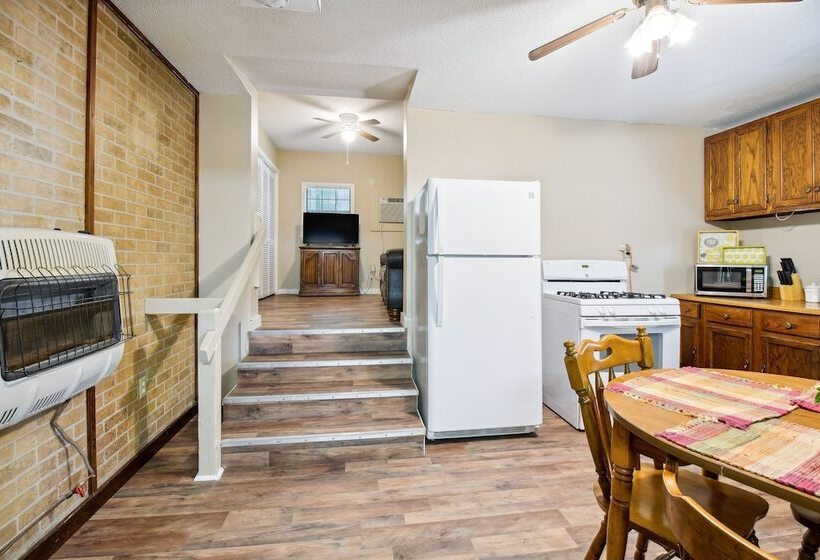 Charming Pocahontas Escape Near Historic Downtown!