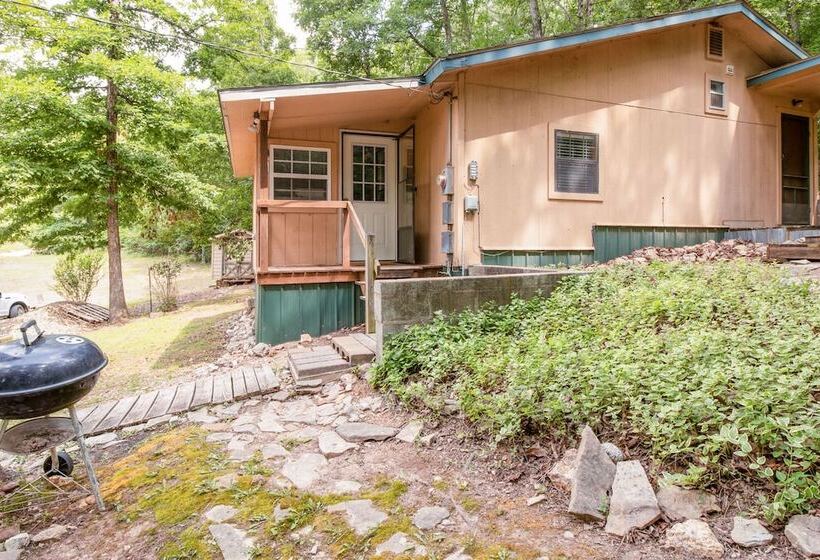 Charming Pocahontas Escape Near Historic Downtown!