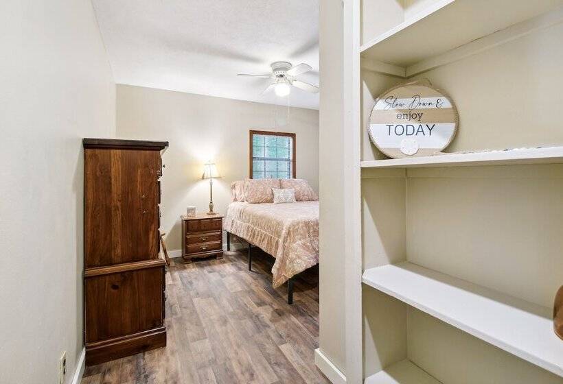 Charming Pocahontas Escape Near Historic Downtown!