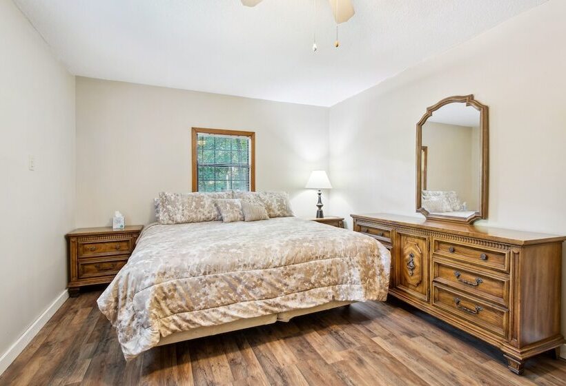 Charming Pocahontas Escape Near Historic Downtown!