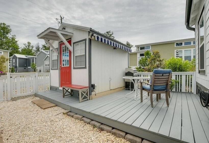 Chic Flat Rock Tiny Home: Pool Access!