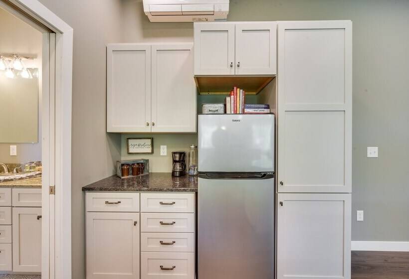 Cozy Cornucopia Retreat W/ Fire Pit & Grill!