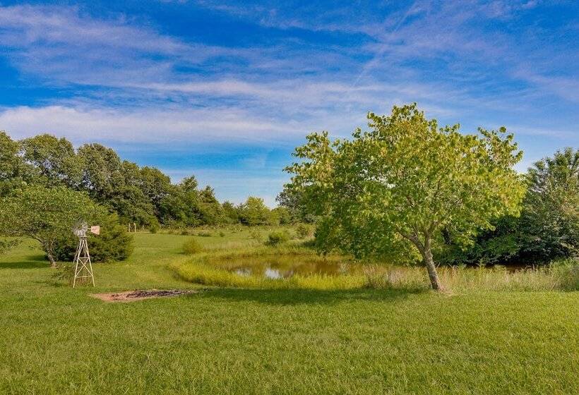 Cozy Stafford Home W/ Outdoor Pool: Pets Welcome!