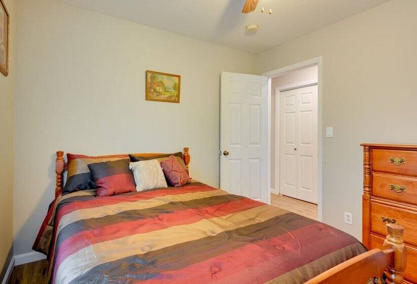 Cozy Stafford Home W/ Outdoor Pool: Pets Welcome!