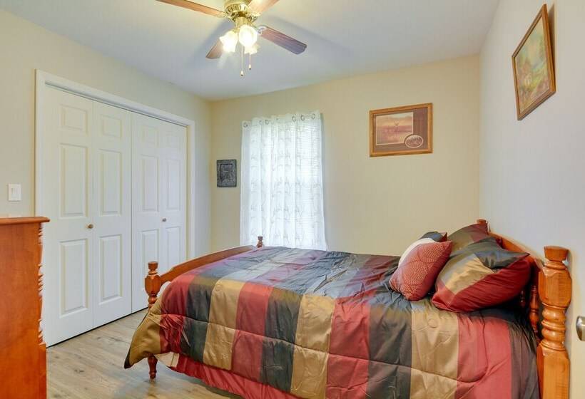 Cozy Stafford Home W/ Outdoor Pool: Pets Welcome!