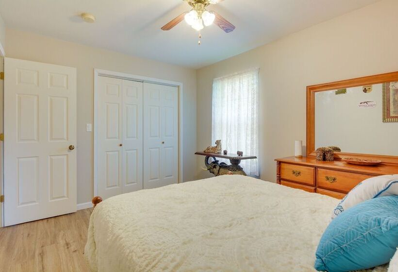 Cozy Stafford Home W/ Outdoor Pool: Pets Welcome!