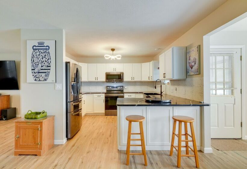 Cozy Stafford Home W/ Outdoor Pool: Pets Welcome!