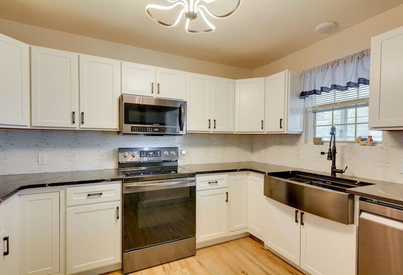 Cozy Stafford Home W/ Outdoor Pool: Pets Welcome!