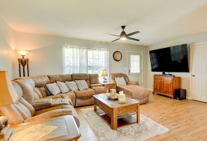 Cozy Stafford Home W/ Outdoor Pool: Pets Welcome!