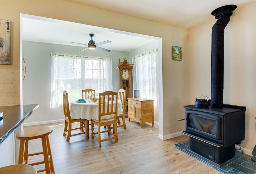 Cozy Stafford Home W/ Outdoor Pool: Pets Welcome!