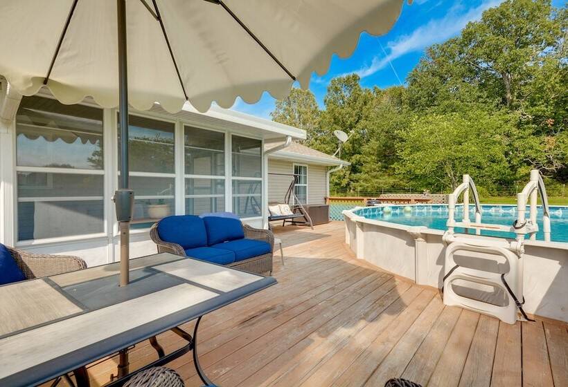 Cozy Stafford Home W/ Outdoor Pool: Pets Welcome!