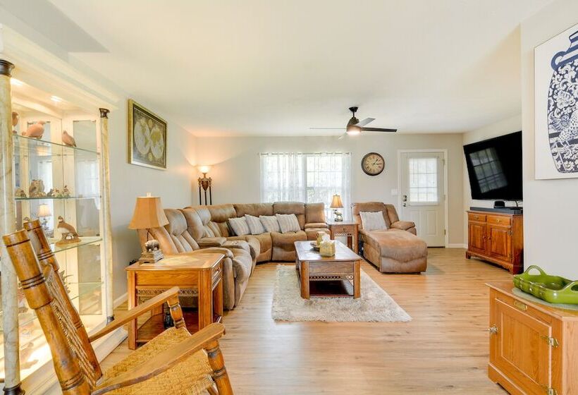 Cozy Stafford Home W/ Outdoor Pool: Pets Welcome!